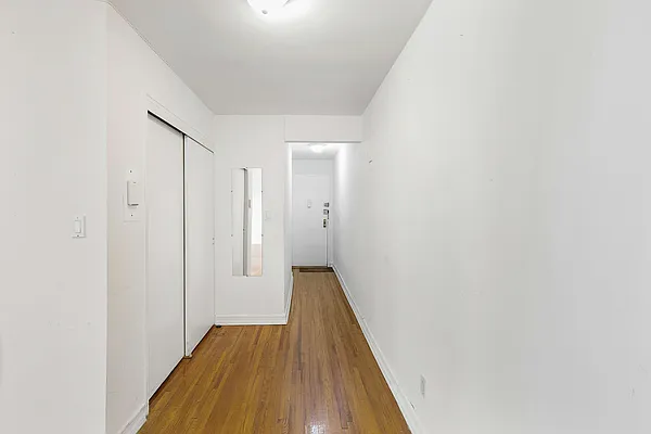 Sold by Thomas Lipovetsky, LREB | media 8