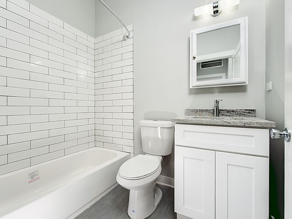 3rd image of 1462 W Erie St #3R