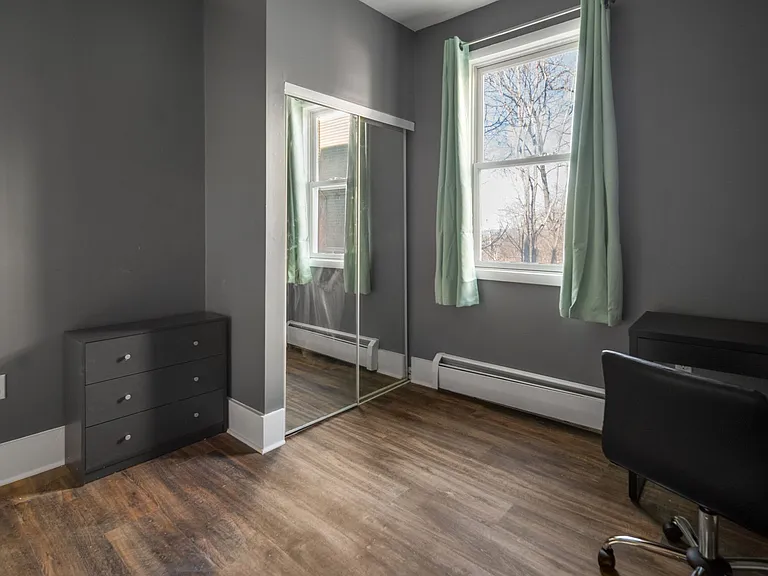404 University Ave — Photo 10