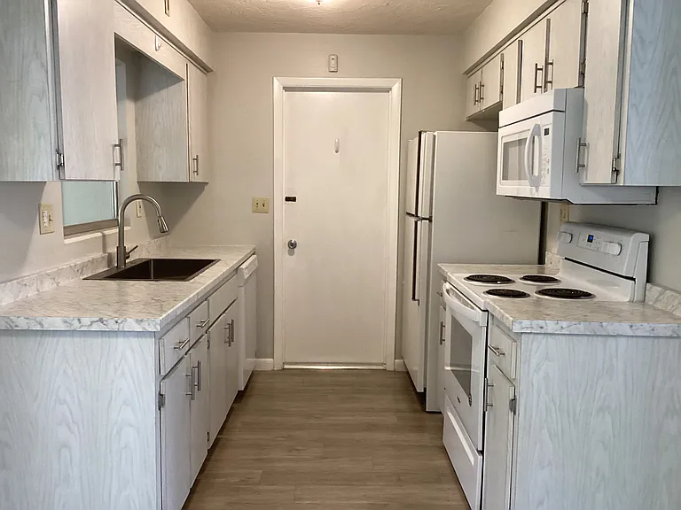 202 S Jackson St — Photo 9