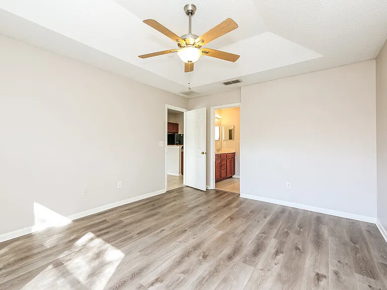 1302 Ardmore St — Photo 11