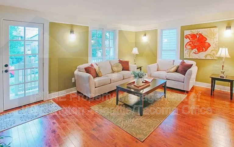 623 N Steele St — Photo 5