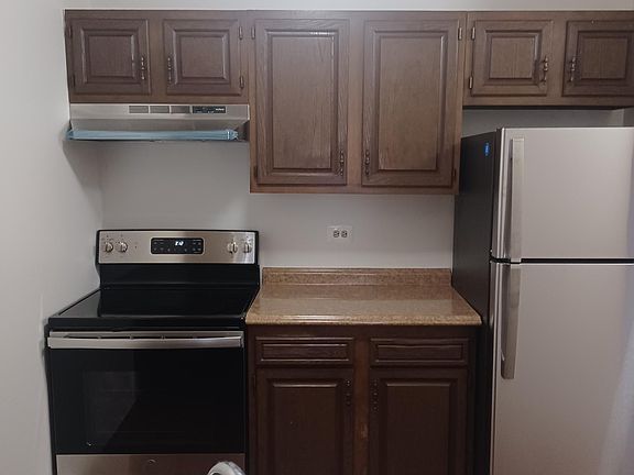 3rd image of 145 Glen St APT 3G