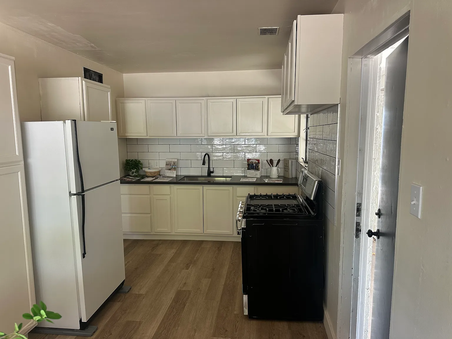 6 bed, 2100 sqft, $3,500 — Photo 2