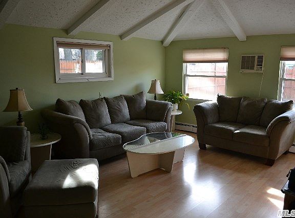 3rd image of 20 Old Hill Ln