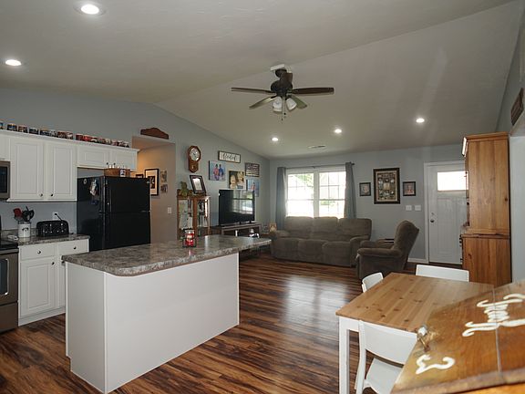 5th image of 19 Meyer Ct