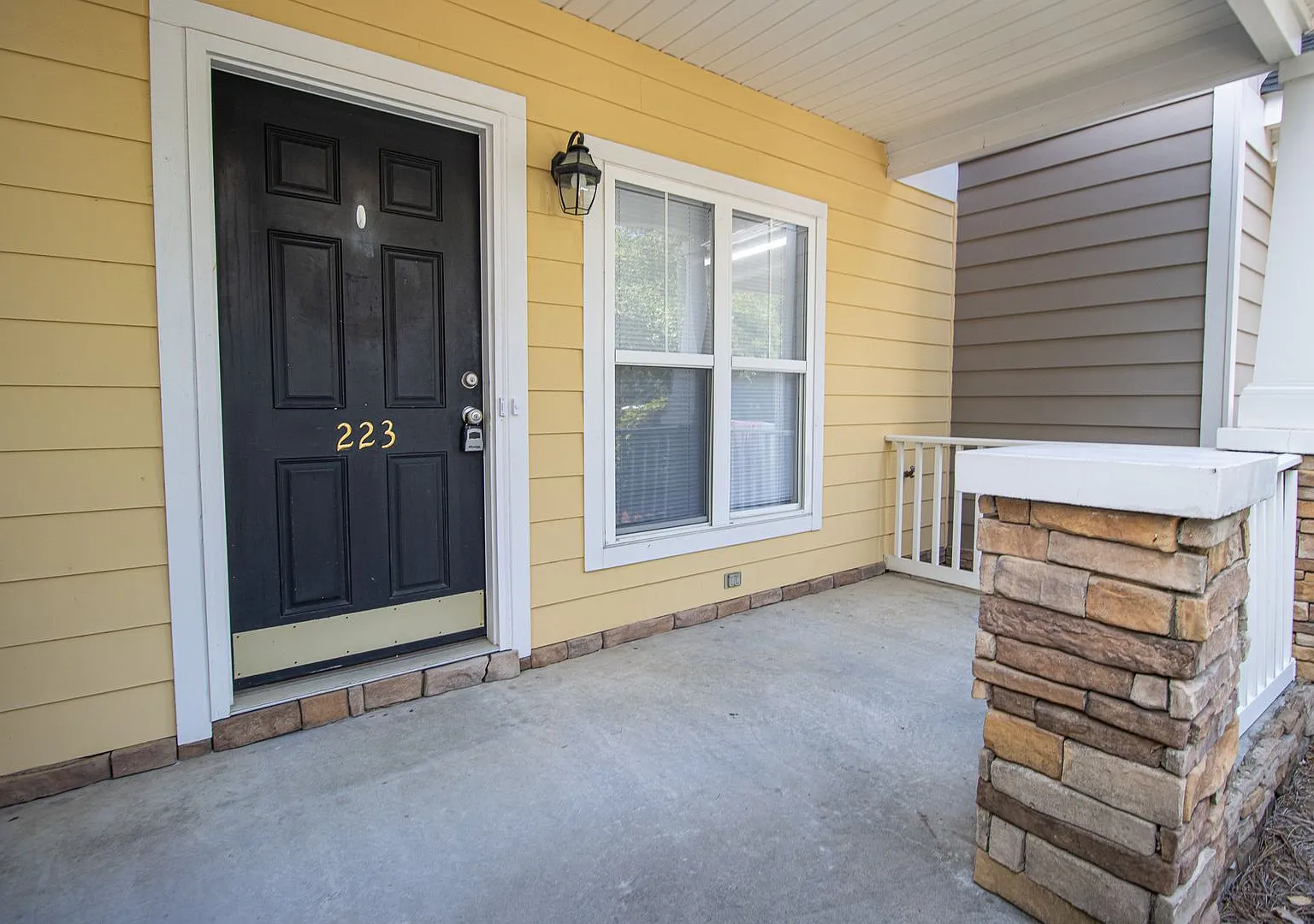 Discover comfortable living in Hampton Forest a charming 2 bedroom, 2.5 bath townhouse — Photo 2