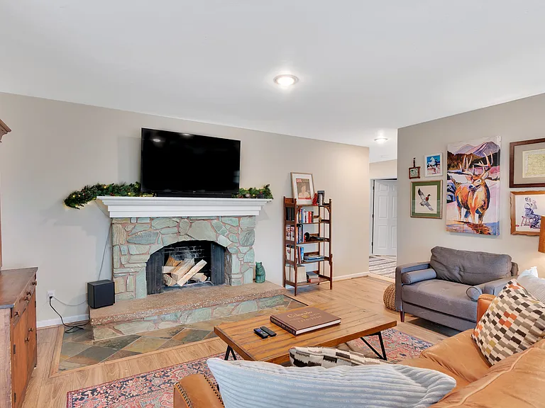 232 W 8th St — Photo 6