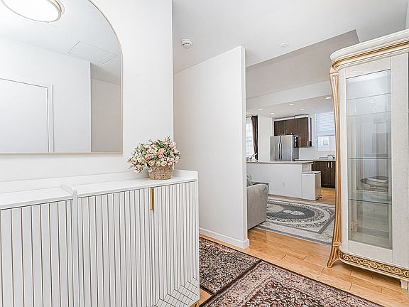 3rd image of 50 Oceana Dr W APT 8D