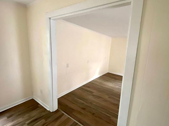 3rd image of 3917 Adrian St