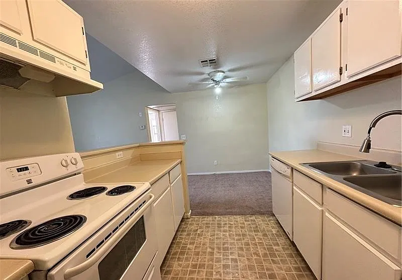 Courtesy List South Lindell Road 5251 unit 204 - 1 — Photo 3