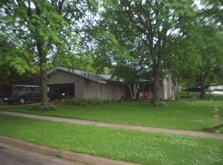 617 Santa Fe Dr, Freeport, IL 61032