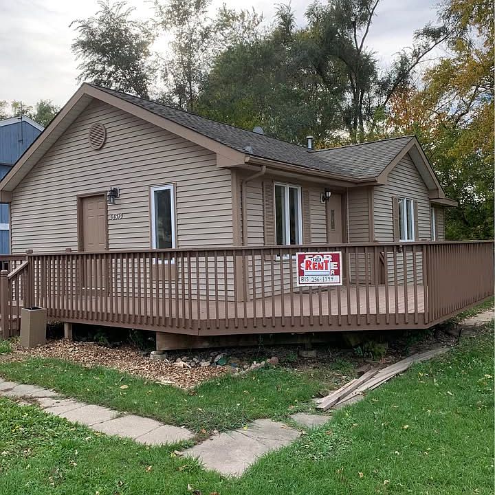 Fox Lake Rd side of house
Off street parking in driveway