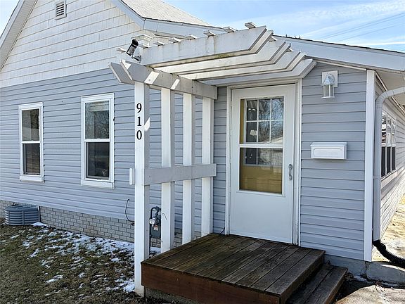 2nd image of 910 E Marion St