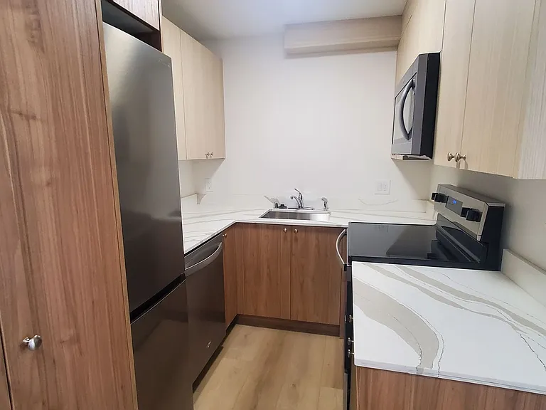 Royal Anne Apartments — Photo 22