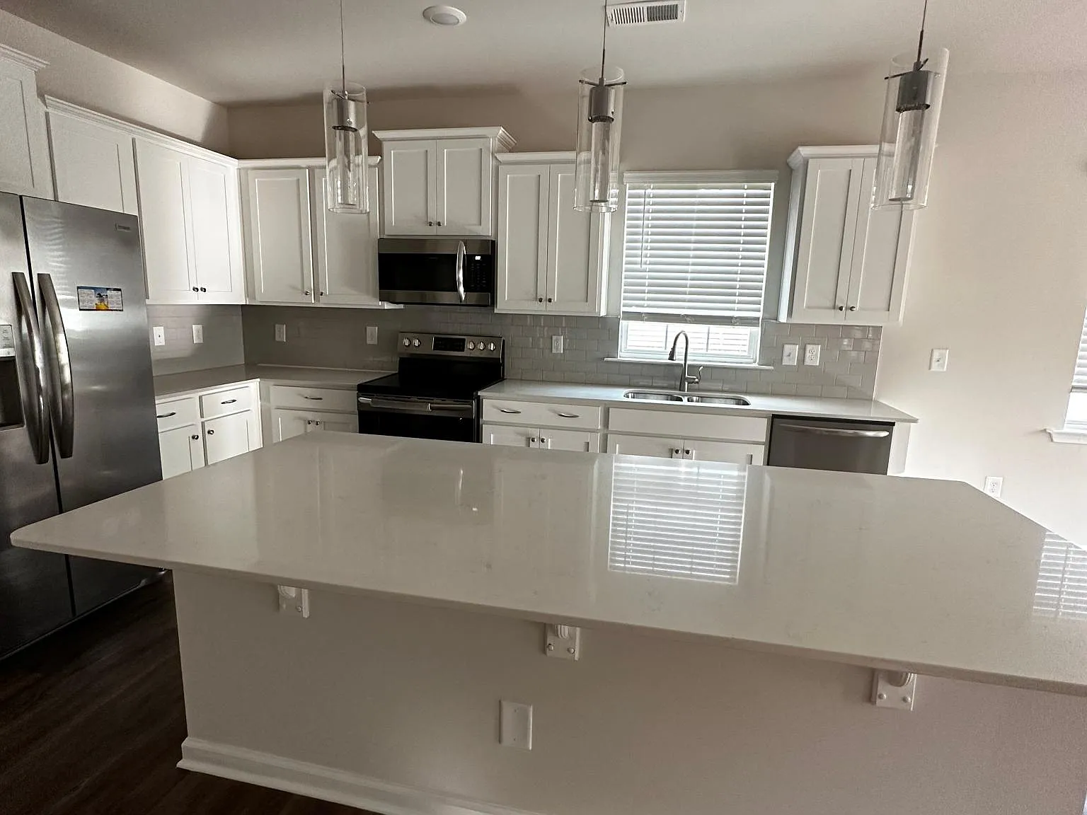 3 bed, 1633 sqft, $2,500 — Photo 3