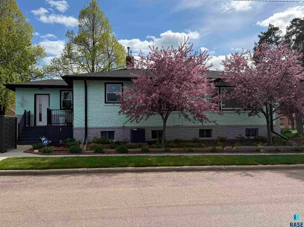 301 S Courtland St, Chamberlain, SD 57325