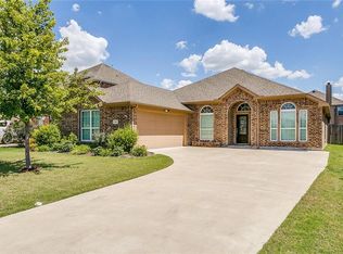 104 Foxwood Ln, Red Oak, TX 75154
