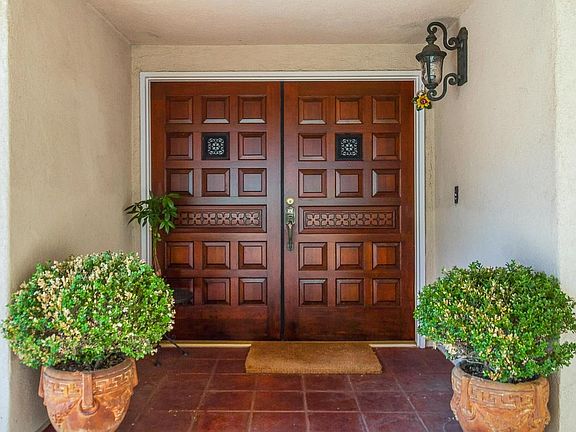 3rd image of 437 S Orange Grove Blvd APT 6