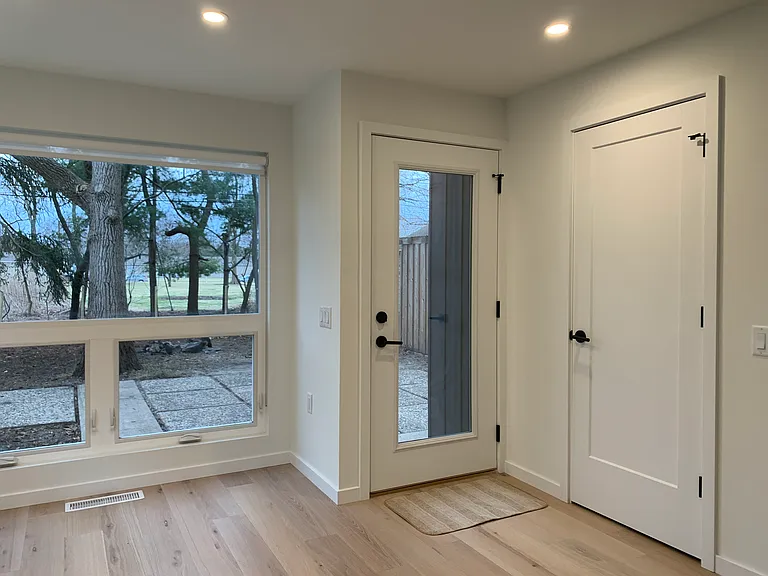 601 E Washington St — Photo 9
