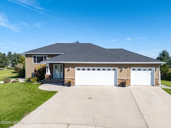 3934 Cedar Cir, Grand Forks, ND 58201