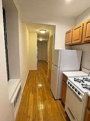 4th image of 221 E 85th St APT 3
