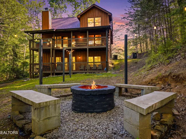 3201 Bear Country Way, Sevierville, TN 37876
