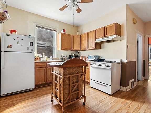 4th image of 5212 W Montrose Ave