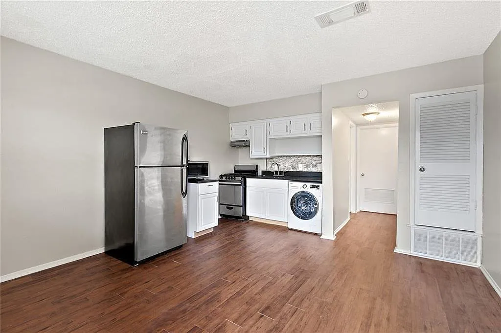 1 bed, 1.0 bath, 419 sqft, $899 — Photo 1