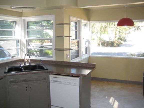 Eat-in kitchen