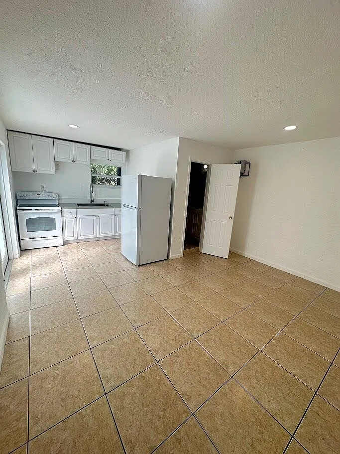 2 bed, 1.0 bath, 835 sqft, $2,100 — Photo 1