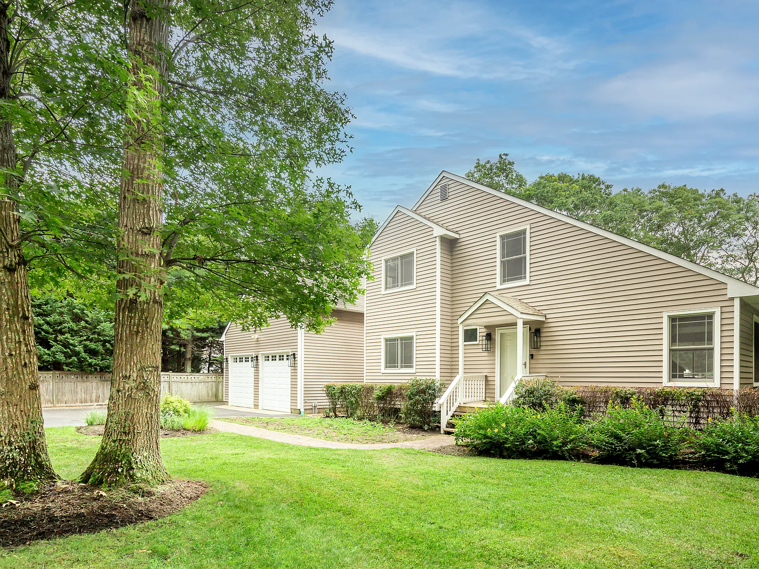 64 Norfolk Drive, Clearwater Beach, East Hampton Springs — Photo 2