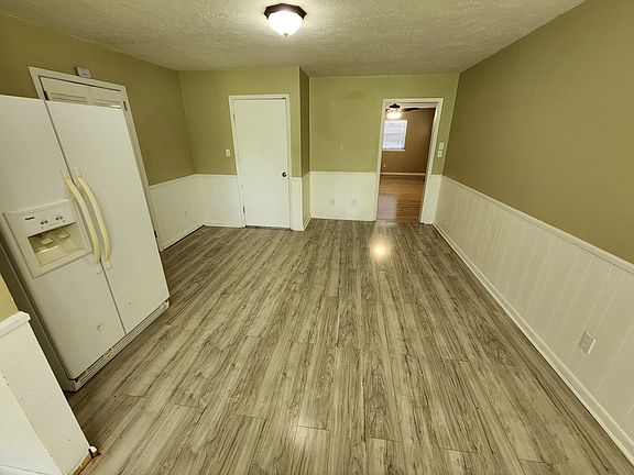 5th image of 925 N Linda Ave