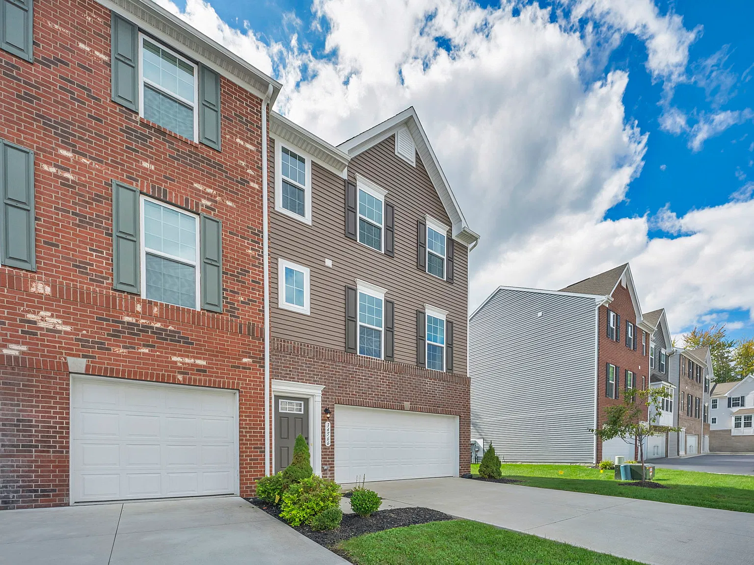 3 bed, 2340 sqft, $2,800 — Photo 4