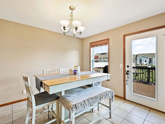 4th image of 2916 Emerald Dr