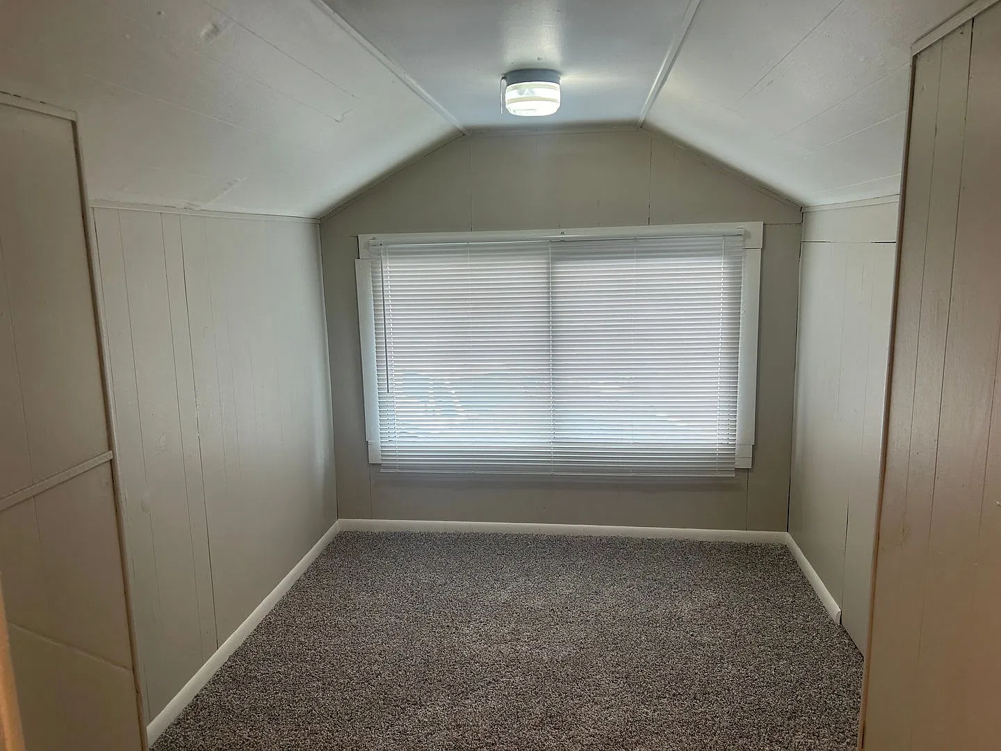 Beautifuly updated 2 Bedroom home with back yard — Photo 4
