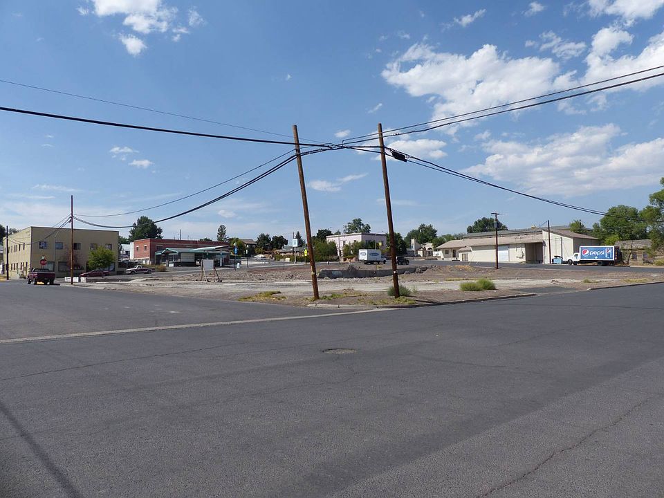 2nd image of 609 N Broadway Ave
