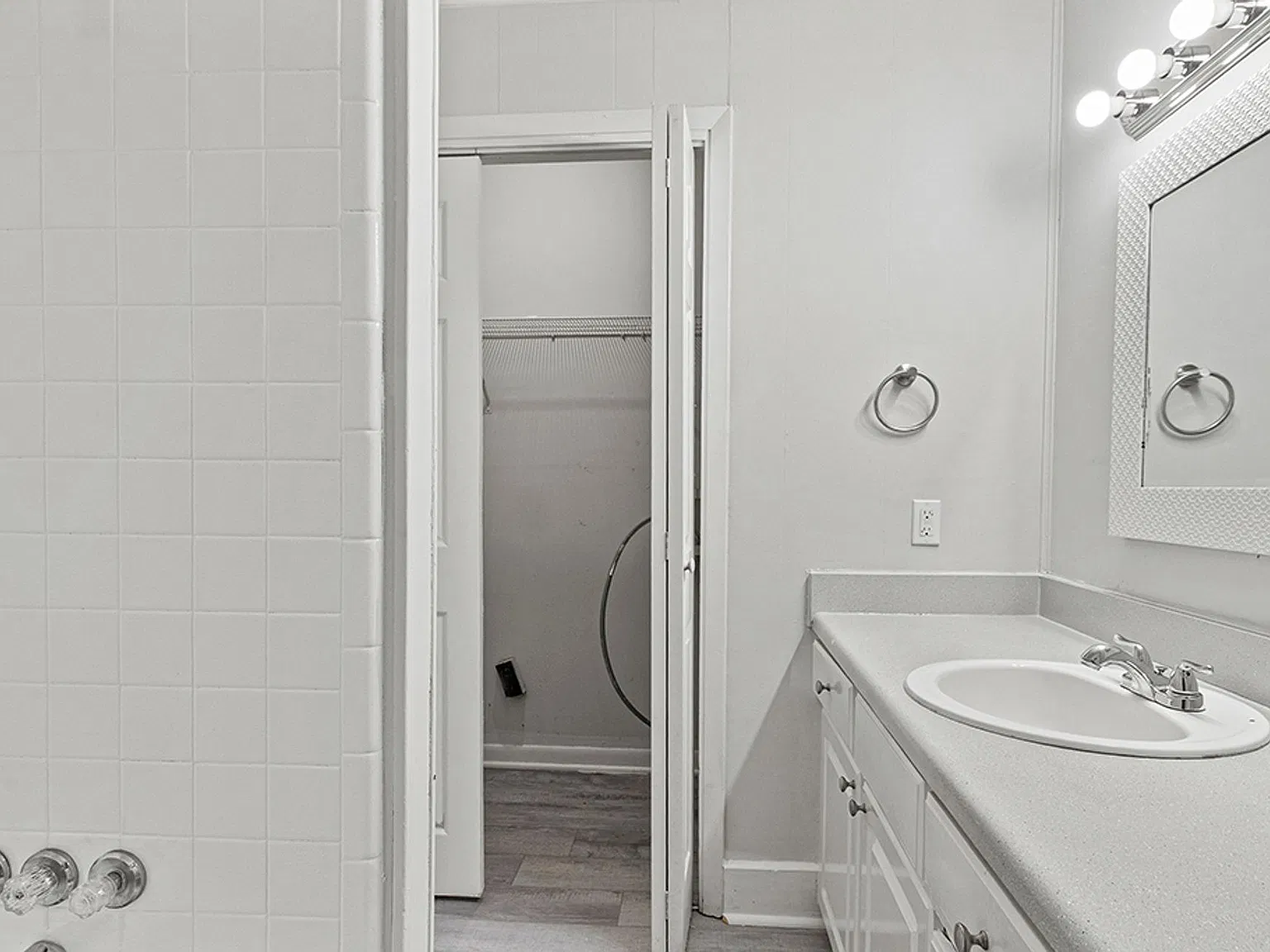 FEELS LIKE A HOUSE, PRICED LIKE AN APARTMENT: 1 & 2 BEDROOMS FROM $975 | $250 MOVE-IN DEPOSIT — Photo 3
