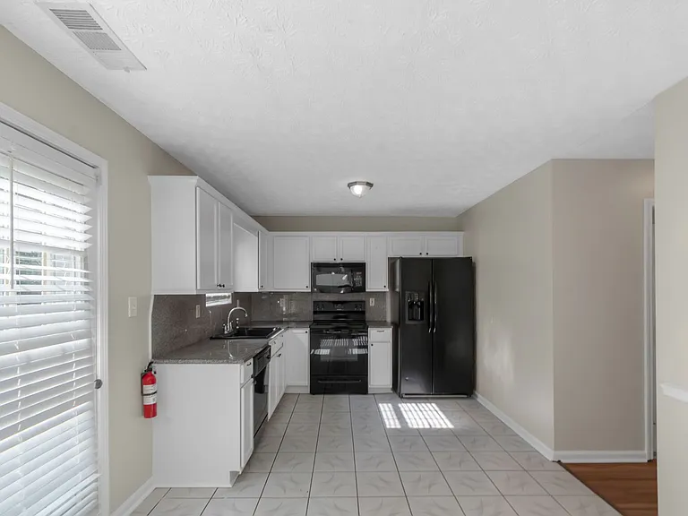 97 Livingston Ln — Photo 8