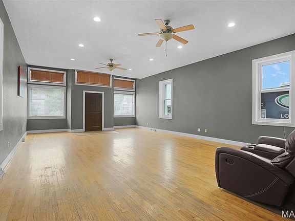 4th image of 302 S Main St