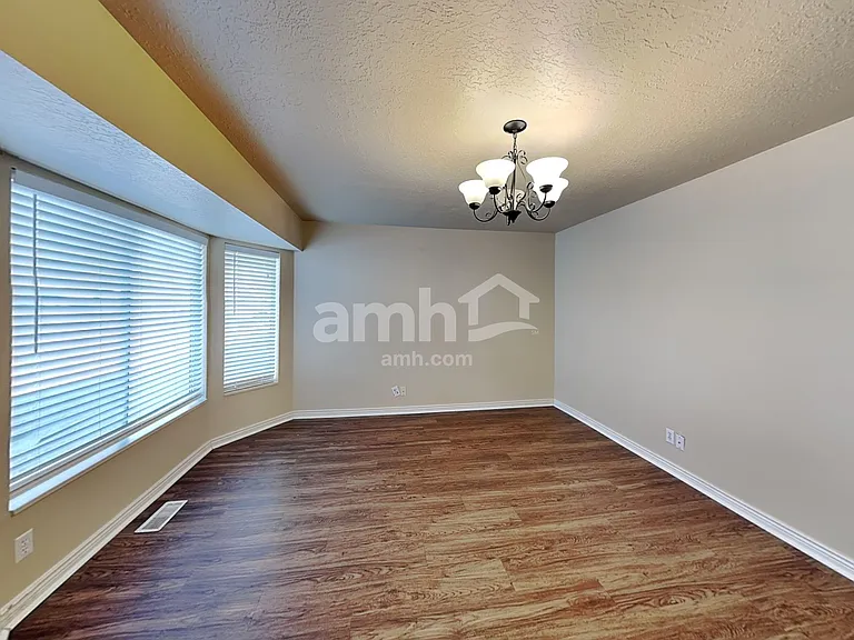 373 W 2200 N — Photo 7