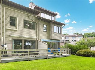 105 Windward Ln, Bristol, RI 02809