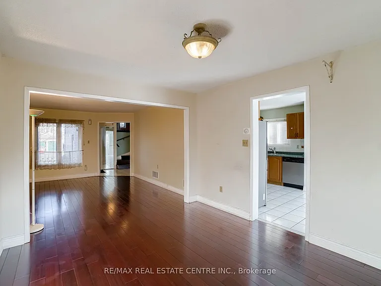 3725 Althorpe Cir N — Photo 13