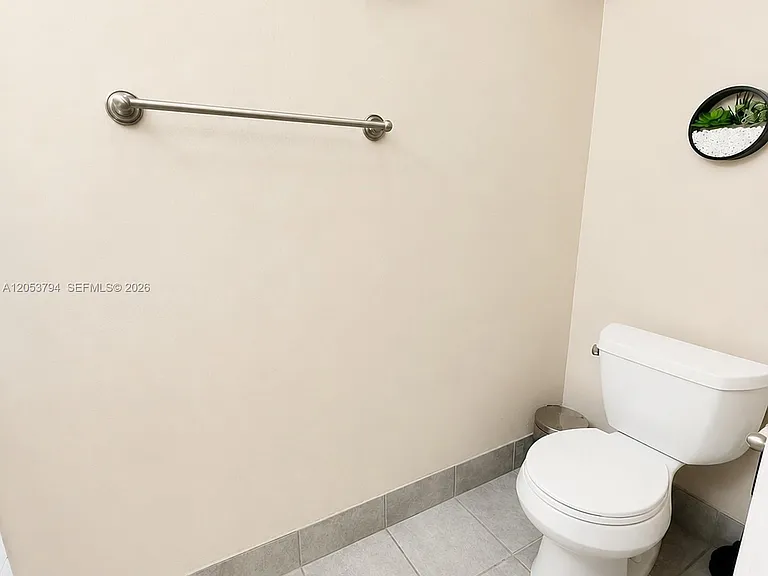 985 SW 10th St #3 — Photo 8