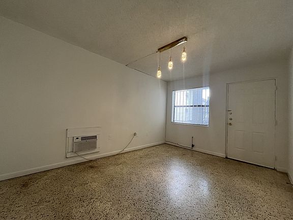4th image of 142 SW 18th Ave APT 20
