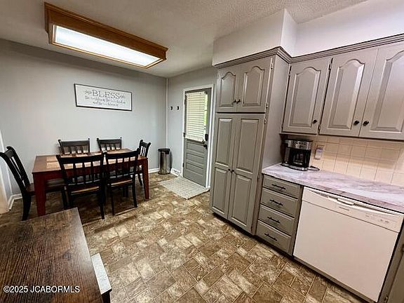 4th image of 801 S Country Club Dr