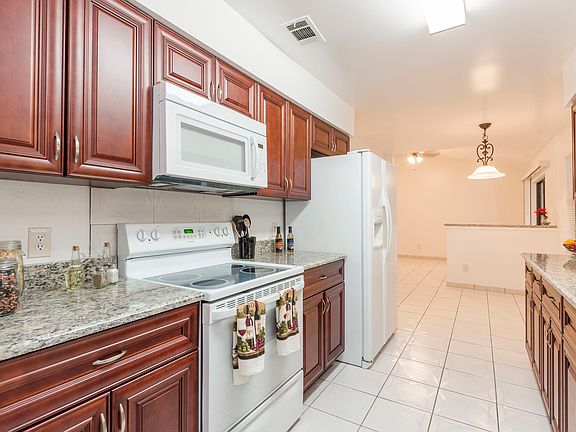5th image of 7352 Cherry Laurel Dr