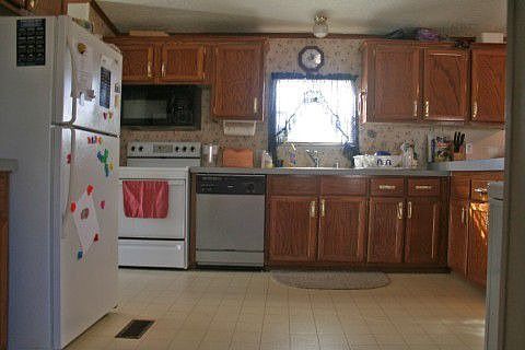 Kitchen. Wood cabinets, Hotpoint dishwasher 2010