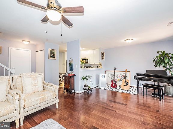 3rd image of 1026 Warwick Ct #2