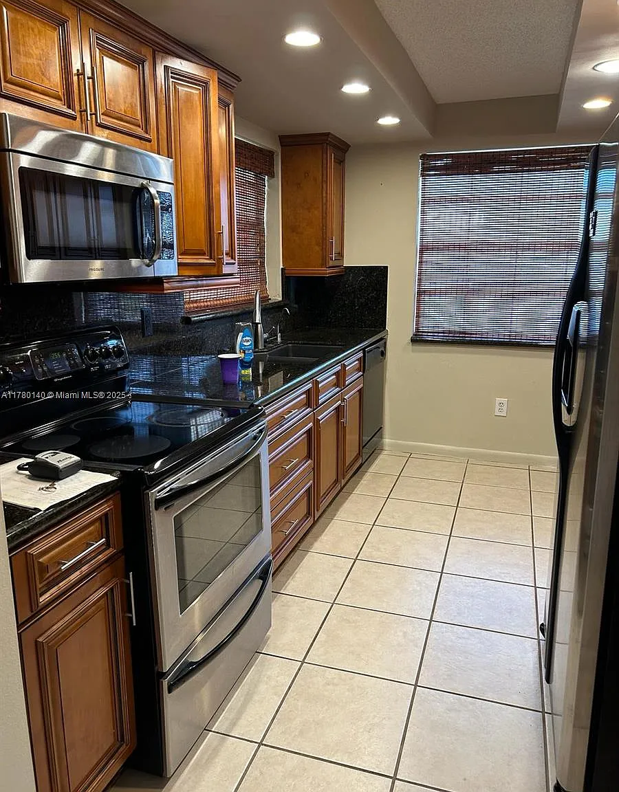 2 bed, 2.0 bath, 1070 sqft, $2,200 — Photo 1
